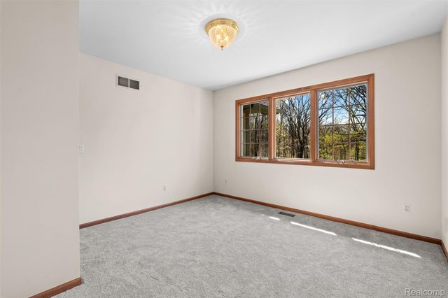 561 Valley Drive, Milford Charter Township, MI 48381