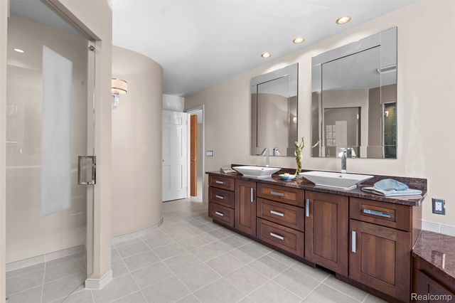 561 Valley Drive, Milford Charter Township, MI 48381