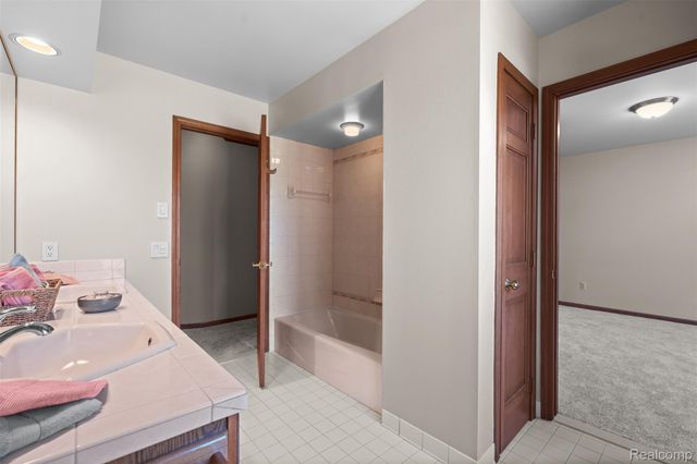 561 Valley Drive, Milford Charter Township, MI 48381