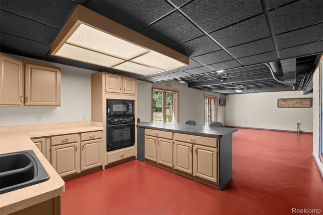 561 Valley Drive, Milford Charter Township, MI 48381