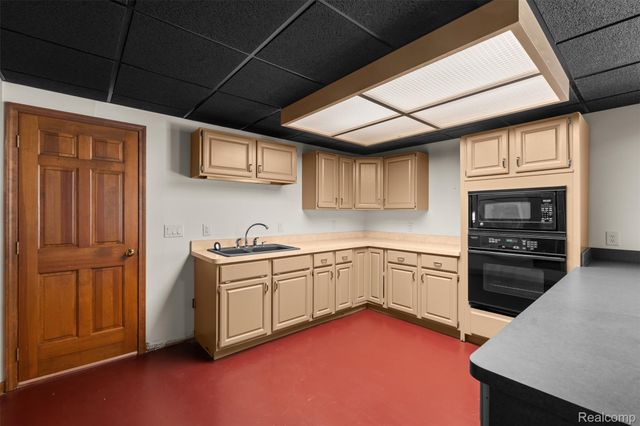 561 Valley Drive, Milford Charter Township, MI 48381