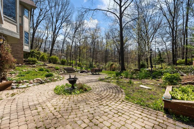 561 Valley Drive, Milford Charter Township, MI 48381
