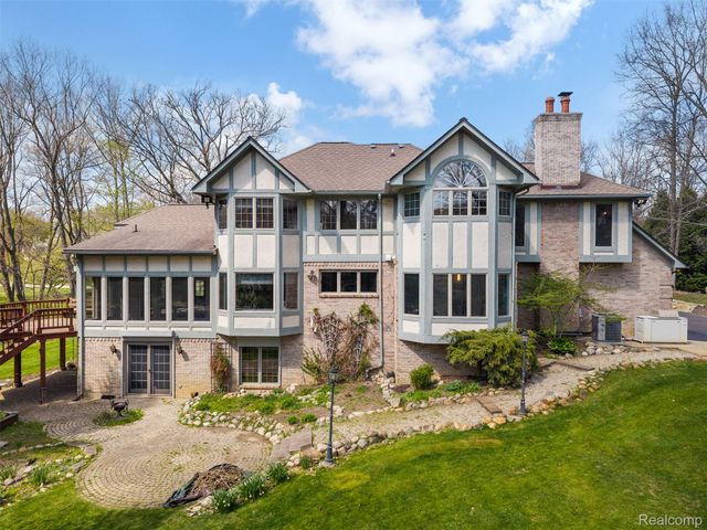 561 Valley Drive, Milford Charter Township, MI 48381