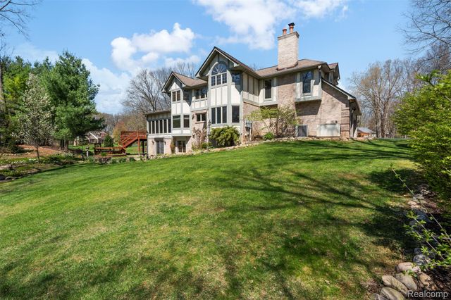 561 Valley Drive, Milford Charter Township, MI 48381