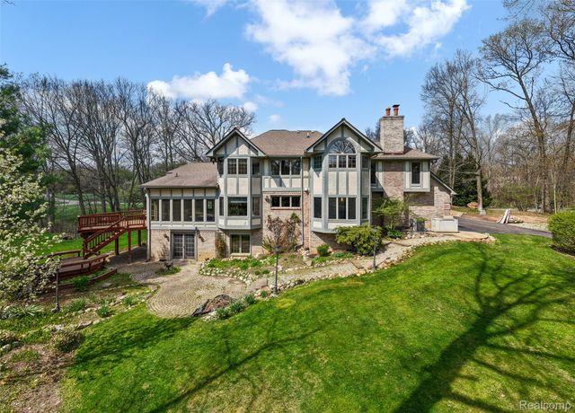 561 Valley Drive, Milford Charter Township, MI 48381