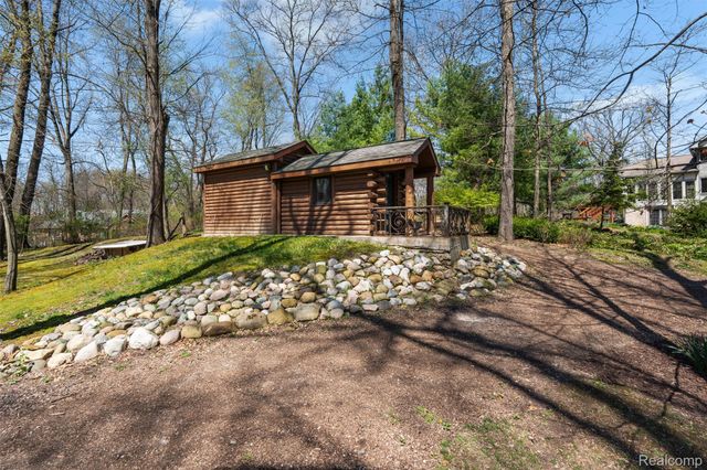 561 Valley Drive, Milford Charter Township, MI 48381