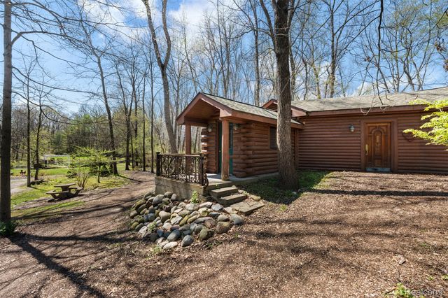 561 Valley Drive, Milford Charter Township, MI 48381