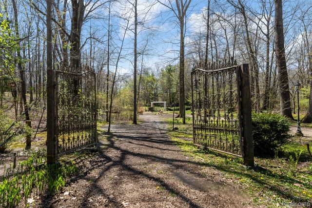 561 Valley Drive, Milford Charter Township, MI 48381