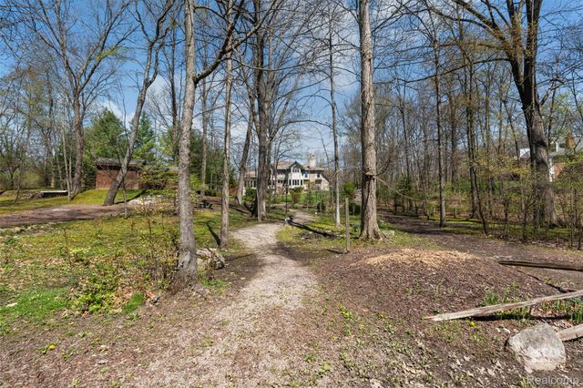 561 Valley Drive, Milford Charter Township, MI 48381