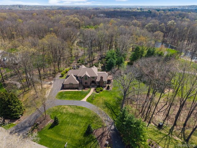 561 Valley Drive, Milford Charter Township, MI 48381