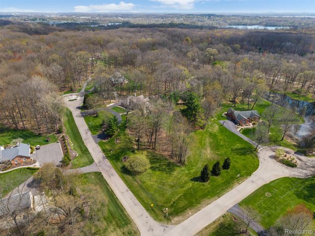 561 Valley Drive, Milford Charter Township, MI 48381