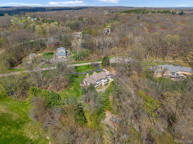 561 Valley Drive, Milford Charter Township, MI 48381