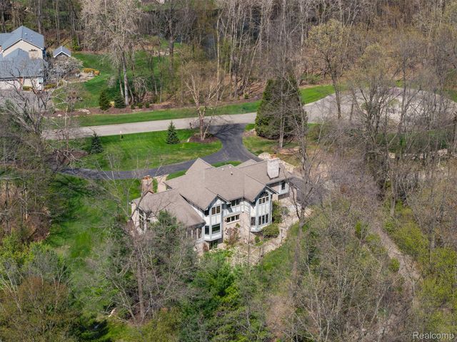 561 Valley Drive, Milford Charter Township, MI 48381