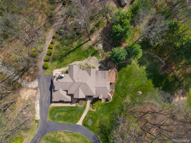 561 Valley Drive, Milford Charter Township, MI 48381