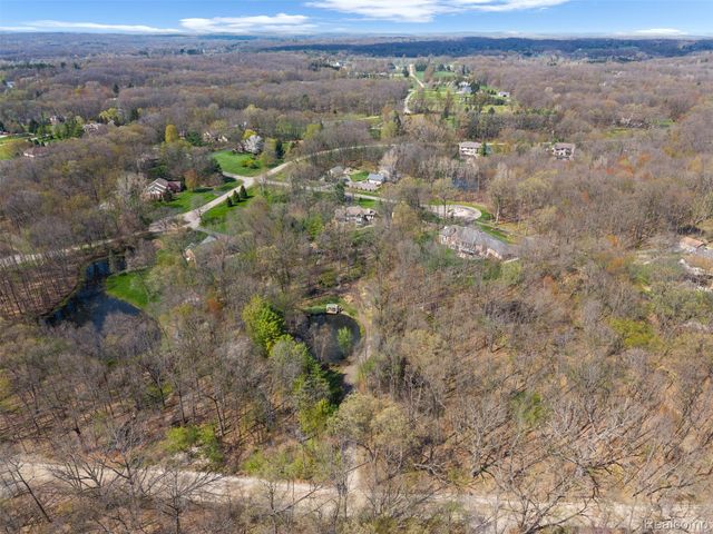 561 Valley Drive, Milford Charter Township, MI 48381