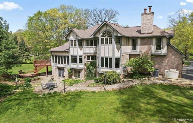 561 Valley Drive, Milford Charter Township, MI 48381