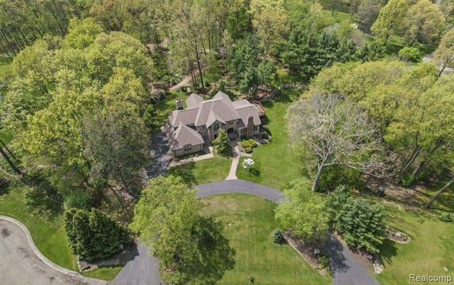 561 Valley Drive, Milford Charter Township, MI 48381
