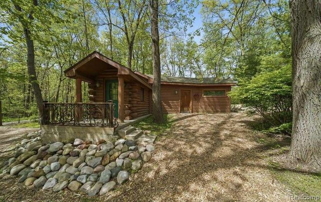 561 Valley Drive, Milford Charter Township, MI 48381