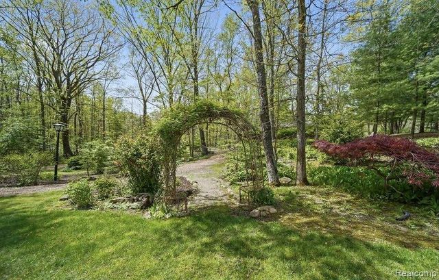 561 Valley Drive, Milford Charter Township, MI 48381