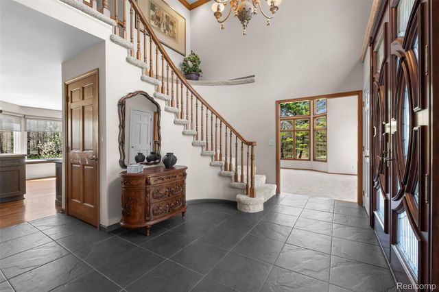 561 Valley Drive, Milford Charter Township, MI 48381