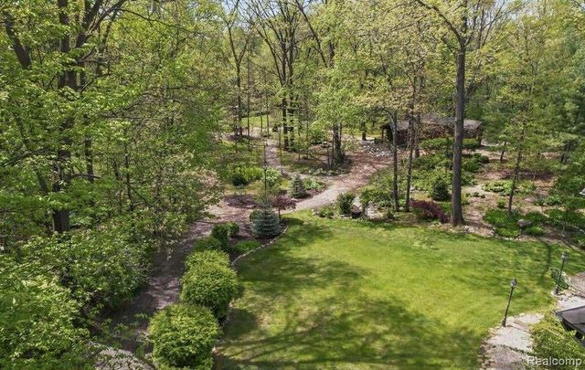 561 Valley Drive, Milford Charter Township, MI 48381