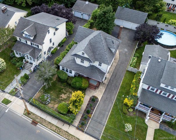 86 Woods Avenue, Rockville Centre, NY 11570