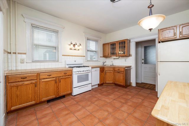 86 Woods Avenue, Rockville Centre, NY 11570