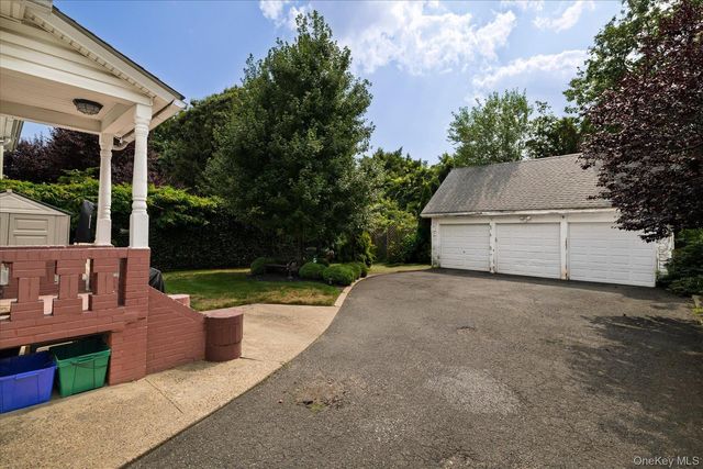 86 Woods Avenue, Rockville Centre, NY 11570