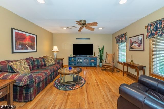 18 Kadel Dr, Roxbury Twp., NJ 07876
