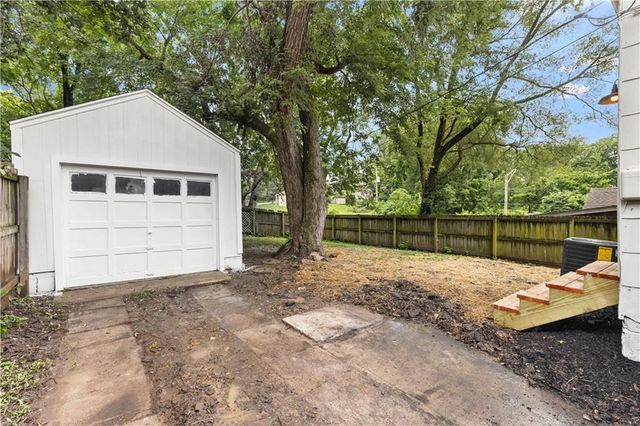 3905 N Spruce Avenue, Kansas City, MO 64117