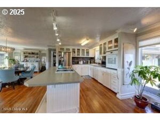 89796 SEA BREEZE Dr, Warrenton, OR 97146