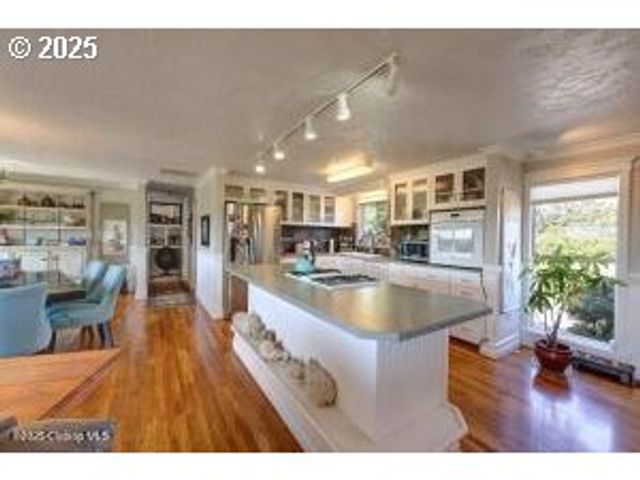 89796 SEA BREEZE Dr, Warrenton, OR 97146