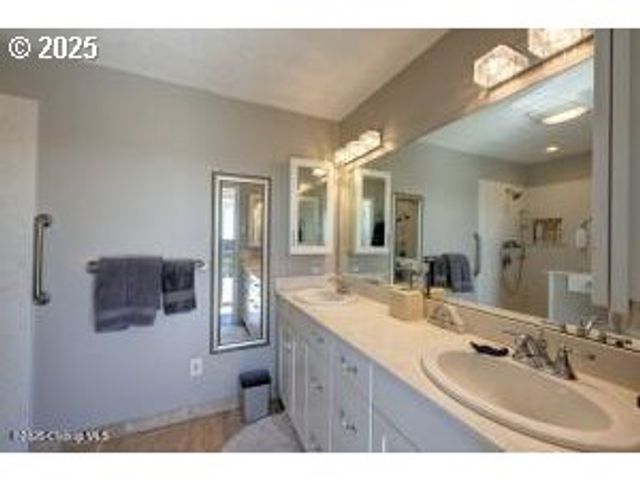 89796 SEA BREEZE Dr, Warrenton, OR 97146