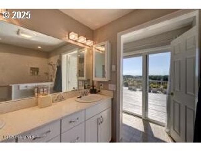 89796 SEA BREEZE Dr, Warrenton, OR 97146