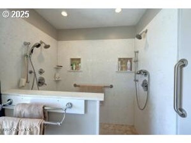 89796 SEA BREEZE Dr, Warrenton, OR 97146