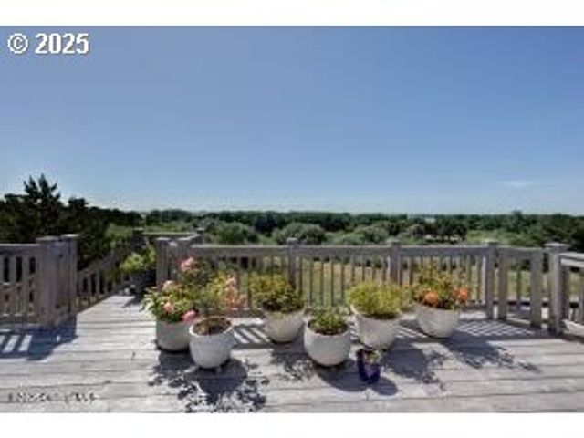 89796 SEA BREEZE Dr, Warrenton, OR 97146