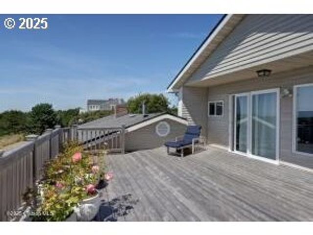 89796 SEA BREEZE Dr, Warrenton, OR 97146