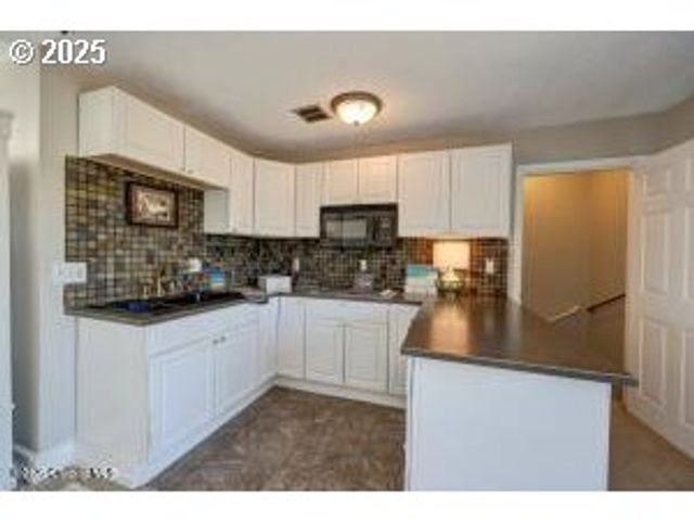 89796 SEA BREEZE Dr, Warrenton, OR 97146