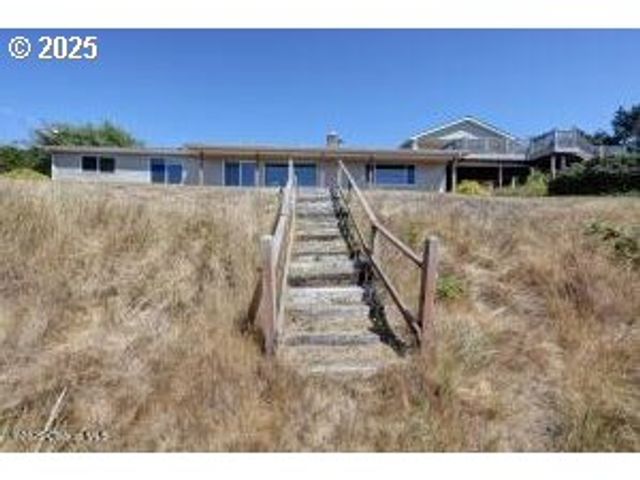 89796 SEA BREEZE Dr, Warrenton, OR 97146