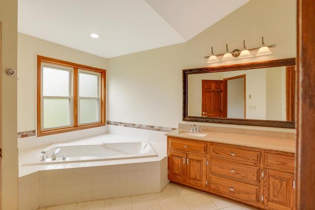 940 Bartlett DRIVE, Oconomowoc, WI 53066