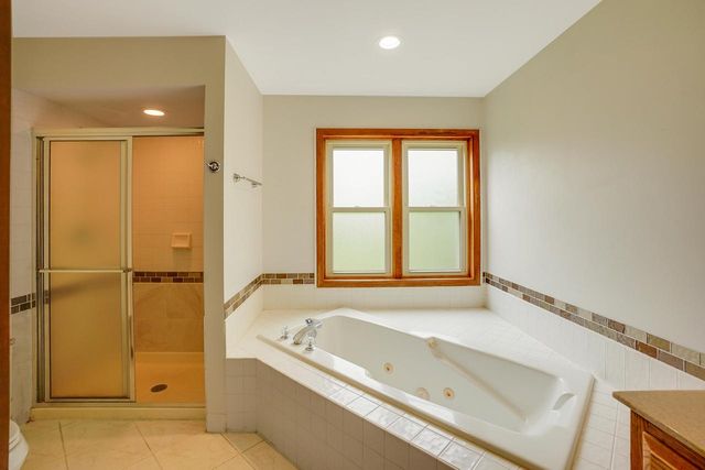 940 Bartlett DRIVE, Oconomowoc, WI 53066