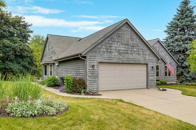 940 Bartlett DRIVE, Oconomowoc, WI 53066