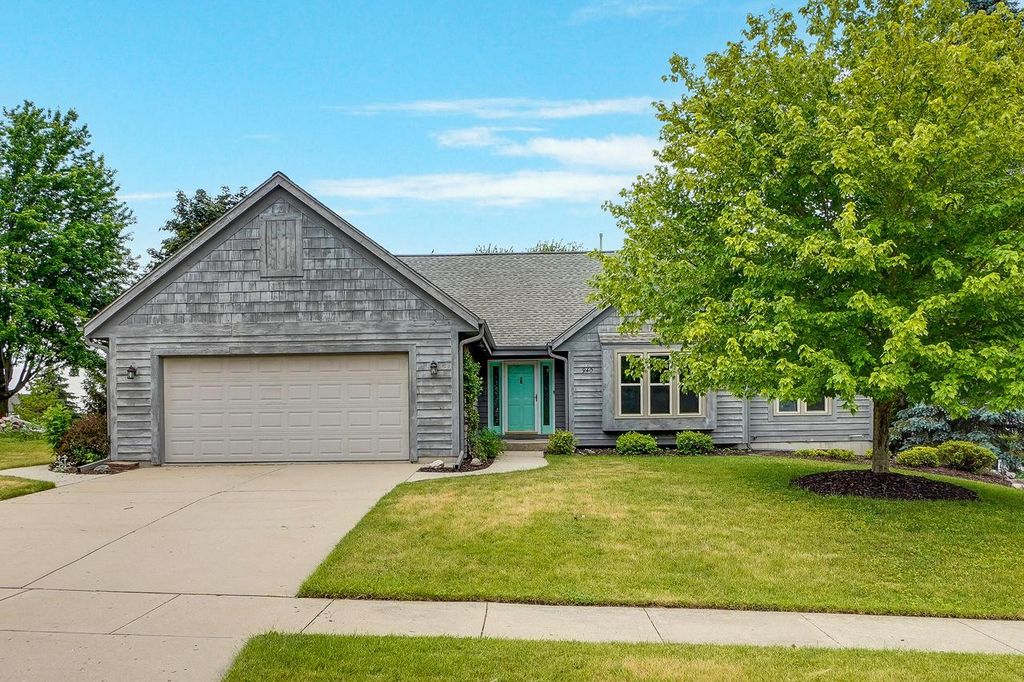 940 Bartlett DRIVE, Oconomowoc, WI 53066