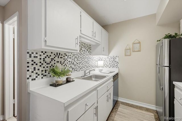 1408 Laurel Valley Drive, Waterford, MI 48327