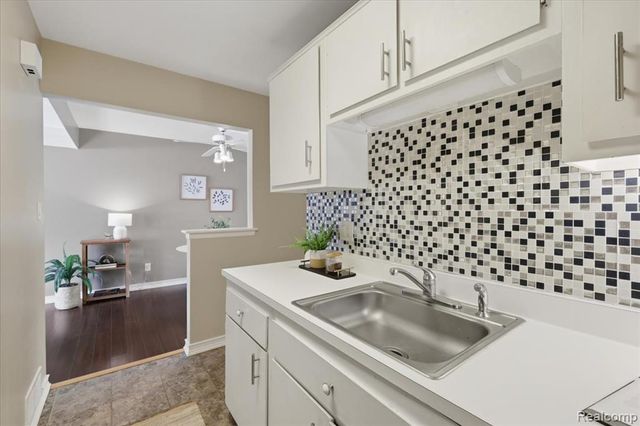 1408 Laurel Valley Drive, Waterford, MI 48327