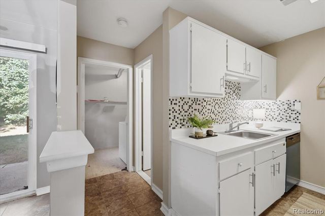 1408 Laurel Valley Drive, Waterford, MI 48327