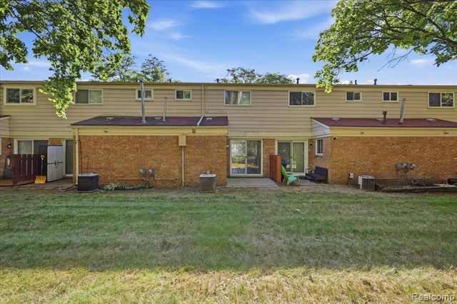1408 Laurel Valley Drive, Waterford, MI 48327