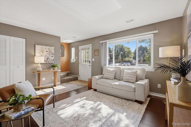 1408 Laurel Valley Drive, Waterford, MI 48327
