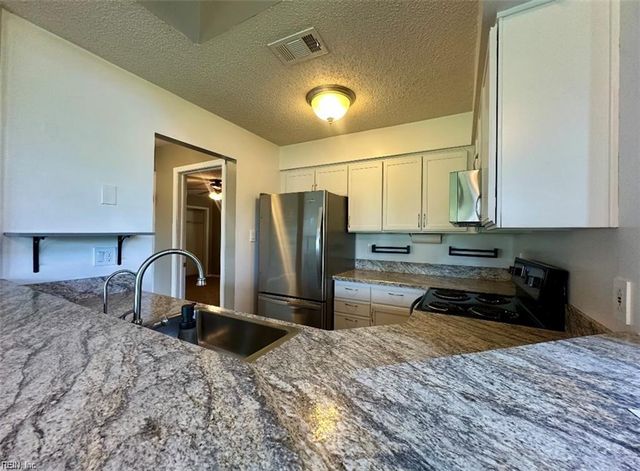 4044 Laurel Green CIR, Virginia Beach, VA 23456