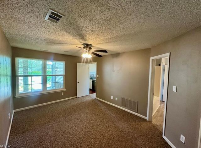 4044 Laurel Green CIR, Virginia Beach, VA 23456